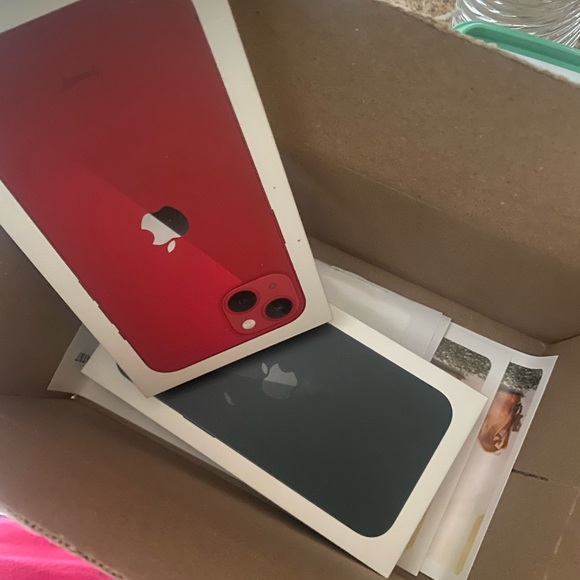 BRAND NEW. UNLOCKED iPhone 13 128 GB - Picture 4 of 5